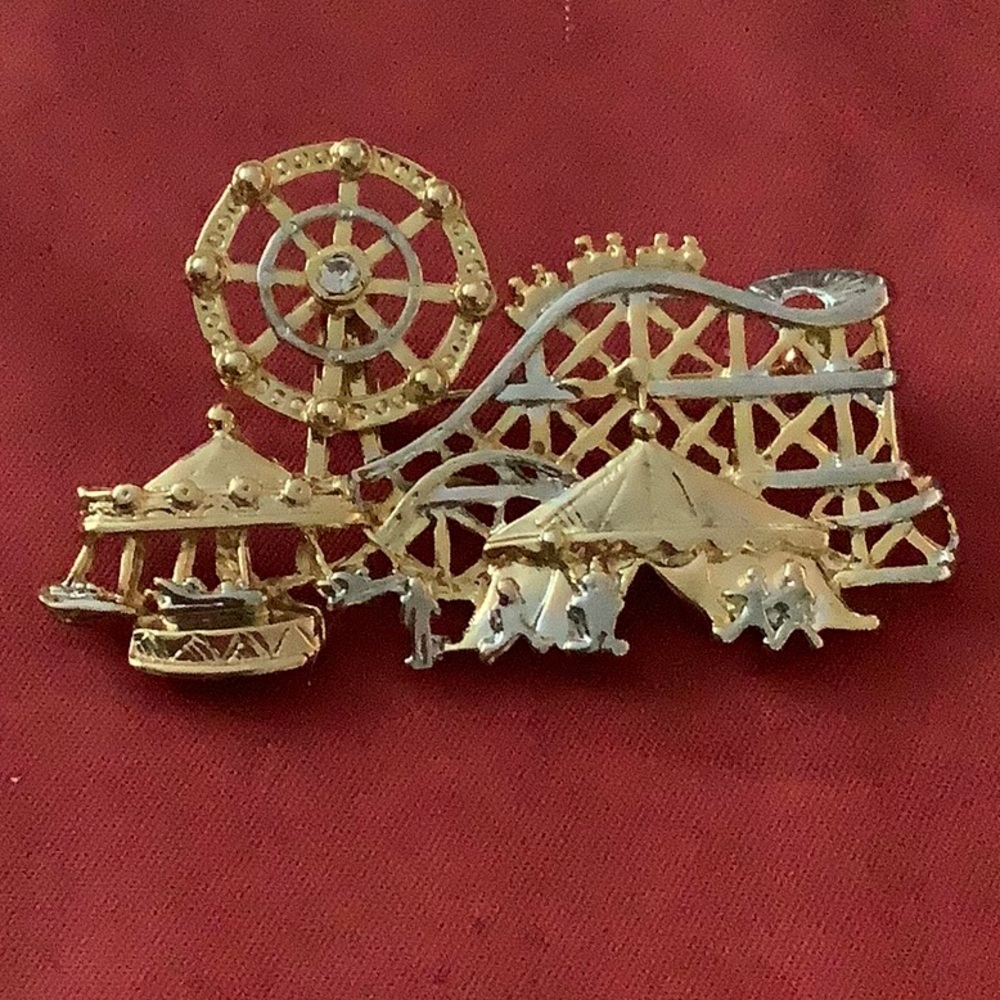 Carnival Amusement Park Gold Tone Brooch with moving Ferris wheel